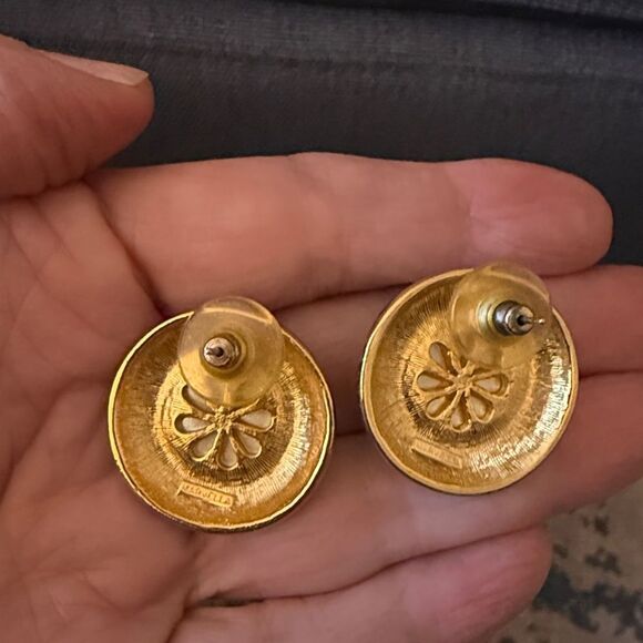 Marvella Signed Mid Century Faux Pearl & Black Enamel Post Button Earrings. - Picture 5 of 5